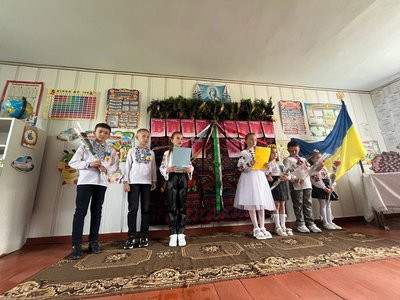 Останній дзвоник для десяти учнів. Репортаж зі школи у гірському селі на Львівщині Останній дзвоник для десяти учнів. Репортаж зі школи у гірському селі на Львівщині