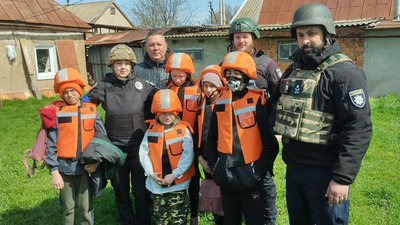 "Я вірю в те, що ми робимо корисну справу": психологиня Вікторія Слотіна-Чорна про евакуацію людей з прифронтових громад "Я вірю в те, що ми робимо корисну справу": психологиня Вікторія Слотіна-Чорна про евакуацію людей з прифронтових громад
