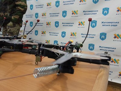 У Житомирі показали перших 8 дронів, вироблених на платформі "Житомирський дрон" У Житомирі показали перших 8 дронів, вироблених на платформі "Житомирський дрон"