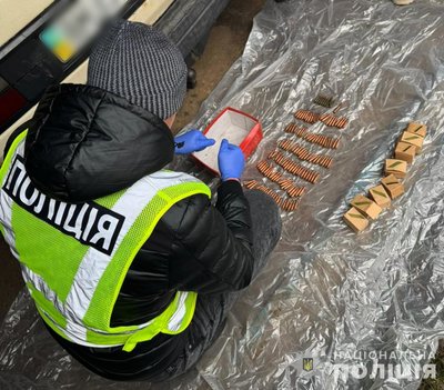 На Житомирщині поліцейські вилучили зброю, боєприпаси та наркотики під час обшуків На Житомирщині поліцейські вилучили зброю, боєприпаси та наркотики під час обшуків