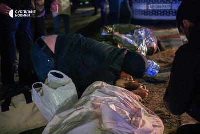 Чоловік обіймає тіло загиблої дитини у Сумах 17 листопада 2024 року Чоловік обіймає тіло загиблої дитини у Сумах 17 листопада 2024 року