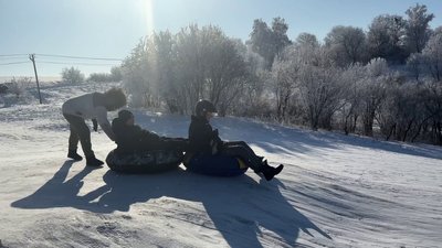 Діти готуються до спуску із гірки Діти готуються до спуску із гірки
