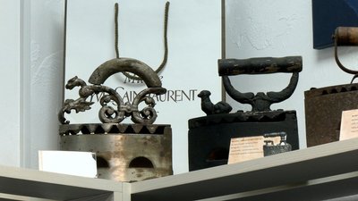 Швейні машинки, праски, наперстки: у вінницької дизайнерки колекція історії моди Швейні машинки, праски, наперстки: у вінницької дизайнерки колекція історії моди