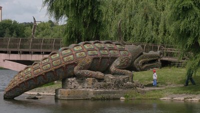Почали з "Нептуна та Русалки": мозаїчні скульптури миють у рівненському Гідропарку Почали з "Нептуна та Русалки": мозаїчні скульптури миють у рівненському Гідропарку