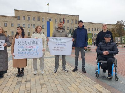 Без виступів і промов. У Кропивницькому провели акцію "Звуки тиші", щоб привернути увагу до питання безбар'єрності Без виступів і промов. У Кропивницькому провели акцію "Звуки тиші", щоб привернути увагу до питання безбар'єрності