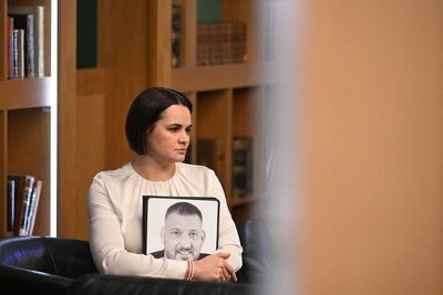Лідерка білоруської опозиції Світлана Тихановська тримає фотографію свого чоловіка, вʼязня режиму Лукашенка, Сергія Тіхановського Лідерка білоруської опозиції Світлана Тихановська тримає фотографію свого чоловіка, вʼязня режиму Лукашенка, Сергія Тіхановського