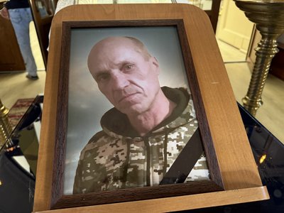У Херсоні попрощались з загиблим на Донеччині бійцем Володимиром Петренком У Херсоні попрощались з загиблим на Донеччині бійцем Володимиром Петренком