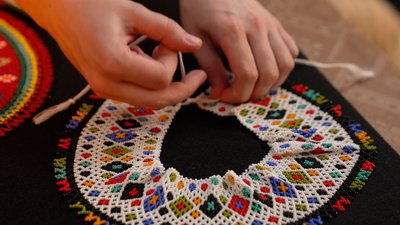 Відчувають захист завдяки прикрасам. Як на Буковині майстрині виготовляють старовинні ґердани та силянки | Жива спадщина