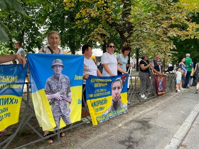 "Доводиться боротися з болем сам на сам": у Черкасах відбулася акція "Не мовчи — полон вбиває"