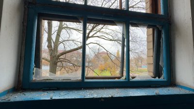 Пошкоджене вікно у будинку внаслідок обстрілу Дружківка Донецька область 7 листопада 2025 рік Пошкоджене вікно у будинку внаслідок обстрілу Дружківка Донецька область 7 листопада 2025 рік