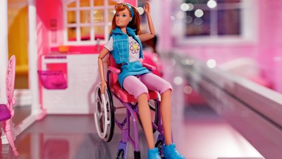 Еволюція Barbie: як фемінізм та суспільні процеси змінювали ляльку від 1950-х до кінопрем’єри з Марго Роббі Еволюція Barbie: як фемінізм та суспільні процеси змінювали ляльку від 1950-х до кінопрем’єри з Марго Роббі