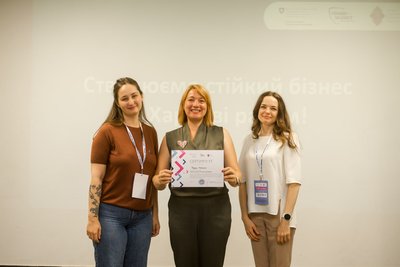 Вручення сертифікатів випускникам проєкту "Право на бізнес" у Харкові Вручення сертифікатів випускникам проєкту "Право на бізнес" у Харкові