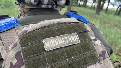 Мінометник 13-ї бригади Нацгвардії "Хартія", Харківська область, червень 2025 року Мінометник 13-ї бригади Нацгвардії "Хартія", Харківська область, червень 2025 року