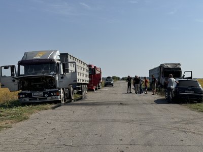 Армія РФ обстріляла колону зерновозів на Сумщині: що відомо Армія РФ обстріляла колону зерновозів на Сумщині: що відомо