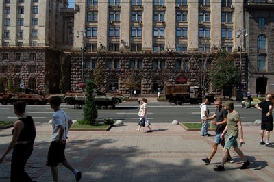 Танки, гаубиці, залишки ракет: На Хрещатик привезли знищену техніку армії РФ