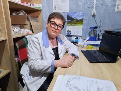 "Це так все щоденно. До вибухів ми звикли": в Оріхові під обстрілами армії РФ працюють комунальні служби та одна лікарка