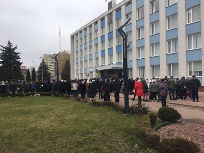 Штовханина з поліцією і виклик швидкої — у Коростені на Житомирщині пенсіонери-чорнобильці вийшли на протест Штовханина з поліцією і виклик швидкої — у Коростені на Житомирщині пенсіонери-чорнобильці вийшли на протест