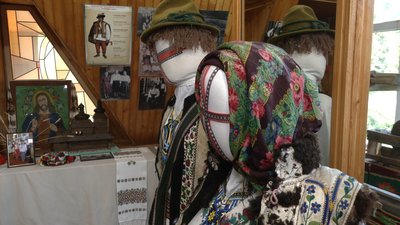 Як у Вижниці збирають автентичний одяг буковинських гуцулів Як у Вижниці збирають автентичний одяг буковинських гуцулів