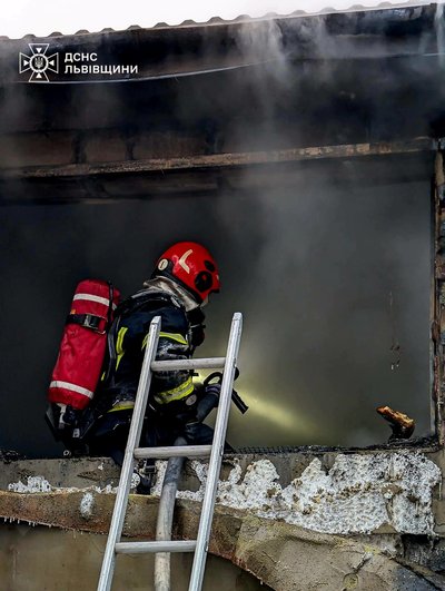 Рятувальники гасять пожежу в будинку на вул. Шевченка