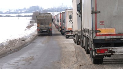 За перші 12 годин роботи кордон перетнули 50 вантажівок: репортаж з ПП "Угринів-Долгобичув" За перші 12 годин роботи кордон перетнули 50 вантажівок: репортаж з ПП "Угринів-Долгобичув"