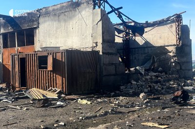 Згорілі автомобілі та зруйнований автомагазин: наслідки нічної атаки РФ на Одещину Згорілі автомобілі та зруйнований автомагазин: наслідки нічної атаки РФ на Одещину