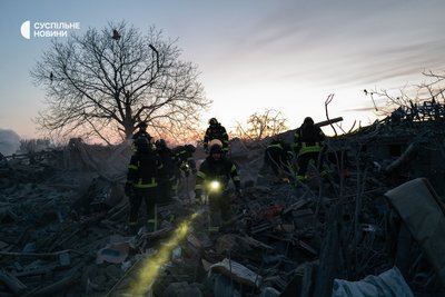 Рятувальники шукають під завалами жінку, зниклу безвісти після російського удару по Краматорську, 25 лютого 2025 року Рятувальники шукають під завалами жінку, зниклу безвісти після російського удару по Краматорську, 25 лютого 2025 року