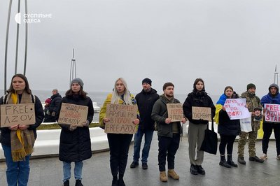 "Поверніть героїв з полону": в Одесі відбулась акція рідних українських захисників, яких утримує РФ "Поверніть героїв з полону": в Одесі відбулась акція рідних українських захисників, яких утримує РФ