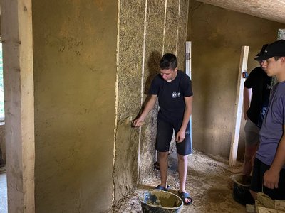 Екобудинки з дерева та глини — як у таборі "Птаха" на Вінниччині створюють житло Екобудинки з дерева та глини — як у таборі "Птаха" на Вінниччині створюють житло