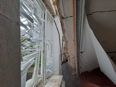 Вибите вікно у пошкодженому будинку унаслідок російської атаки на Старокостянтинівську громаду Вибите вікно у пошкодженому будинку унаслідок російської атаки на Старокостянтинівську громаду