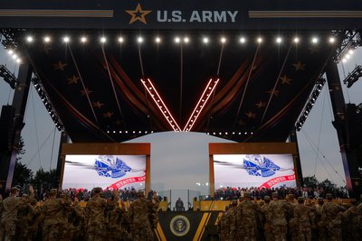 У США в день народження Трампа відбувся військовий парад. Він супроводжувався протестами по країні