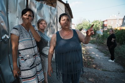 Жительки Харкова дивляться на наслідки удару російських КАБ по Новобаварському району Харкова, 1 липня 2026 року Жительки Харкова дивляться на наслідки удару російських КАБ по Новобаварському району Харкова, 1 липня 2026 року