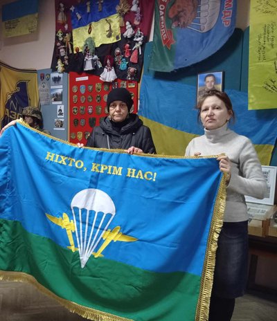 Волинянка передала в музей прапори в пам‘ять про сина та чоловіка військових Волинянка передала в музей прапори в пам‘ять про сина та чоловіка військових