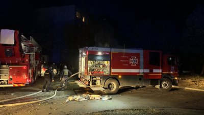Рятувальники на місці влучання по Салтівському району Харкова, 2 жовтня 2024 року