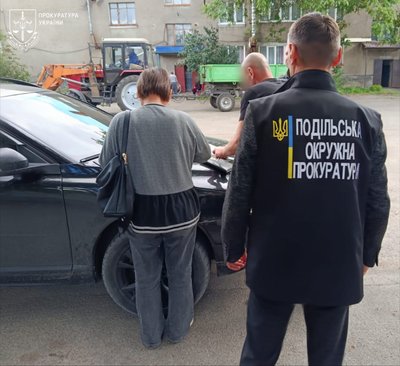 Майже мільйон гривень на реконструкцію стадіону: на Одещині підозрюють посадовицю сільради та інженерку Майже мільйон гривень на реконструкцію стадіону: на Одещині підозрюють посадовицю сільради та інженерку