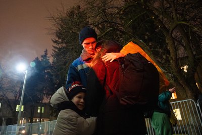 Український військовослужбовець, звільнений з російського полону, обіймає свою сімʼю Український військовослужбовець, звільнений з російського полону, обіймає свою сімʼю