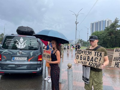 "Це як крапля в морі, але все, що ми можемо зробити, робимо": у Києві відбулася акція в підтримку військовополонених "Це як крапля в морі, але все, що ми можемо зробити, робимо": у Києві відбулася акція в підтримку військовополонених