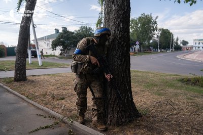 Військовий 33-го штурмового батальйону в центрі міста Суджа в Курській області 16 серпня 2024 року Військовий 33-го штурмового батальйону в центрі міста Суджа в Курській області 16 серпня 2024 року