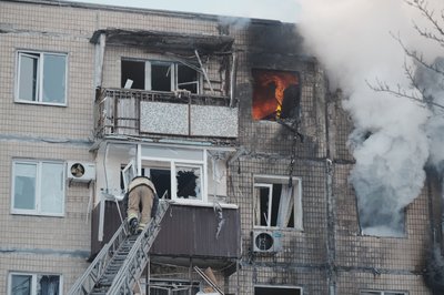 Пожежа в будинку, в який влучив російський БпЛА в Салтівському районі Харкова, 3 лютого 2026 року