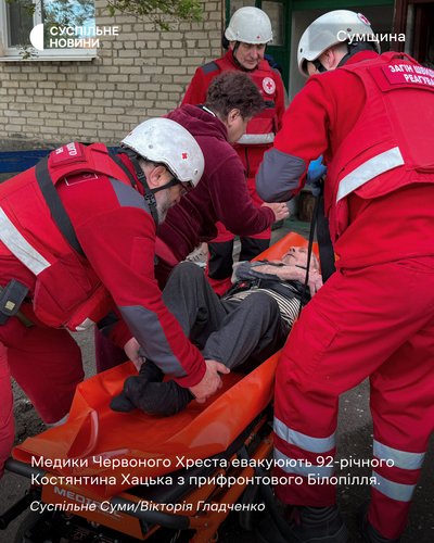 Медики Червоного Хреста евакуюють 92-річного Костянтина Хацька з прифронтового Білопілля на Сумщині 6 травня 2025 року Медики Червоного Хреста евакуюють 92-річного Костянтина Хацька з прифронтового Білопілля на Сумщині 6 травня 2025 року
