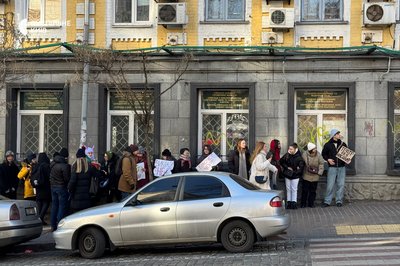 У центрі Києва проходить акція на підтримку молодих акторів: вимагають відсторонити режисера Андрія Білоуса У центрі Києва проходить акція на підтримку молодих акторів: вимагають відсторонити режисера Андрія Білоуса