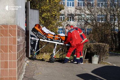 Медики перевозять хворого у Херсоні, 19 листопада 2024 року Медики перевозять хворого у Херсоні, 19 листопада 2024 року