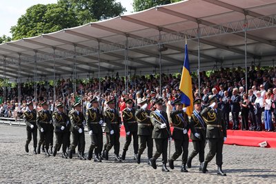 Українські військові вперше очолили іноземну колону на параді в Брюсселі Українські військові вперше очолили іноземну колону на параді в Брюсселі