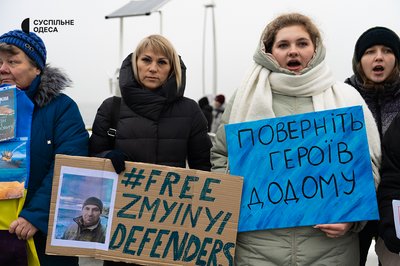 "Поверніть героїв з полону": в Одесі відбулась акція рідних українських захисників, яких утримує РФ "Поверніть героїв з полону": в Одесі відбулась акція рідних українських захисників, яких утримує РФ
