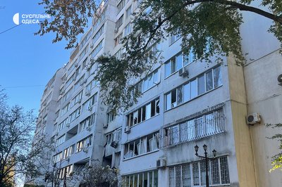 Вибиті вікна та пошкоджені автівки: фото наслідків від російської атаки БпЛА по Одесі Вибиті вікна та пошкоджені автівки: фото наслідків від російської атаки БпЛА по Одесі