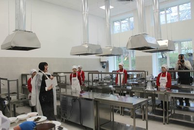 Кулінарні хаби на Буковині: де навчають кухарів шкільних їдалень і як це змінює харчування дітей Кулінарні хаби на Буковині: де навчають кухарів шкільних їдалень і як це змінює харчування дітей