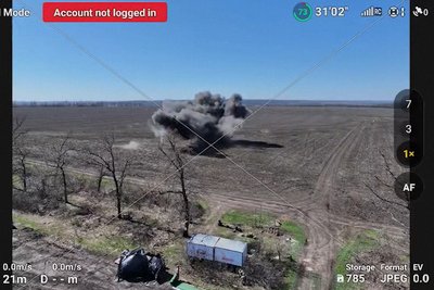 Вибувх у полі, який зафіксували камерою Вибувх у полі, який зафіксували камерою
