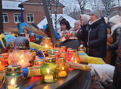 Люди несли до пам’ятника Ангел скорботи квіти, колоски та запалені лампадки Люди несли до пам’ятника Ангел скорботи квіти, колоски та запалені лампадки