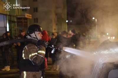 В Індустріальному районі Харкова 9 березня 2026 року після удару РФ палали два автомобілі В Індустріальному районі Харкова 9 березня 2026 року після удару РФ палали два автомобілі