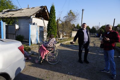Люди на подвір'ї після російського удару дронами Люди на подвір'ї після російського удару дронами