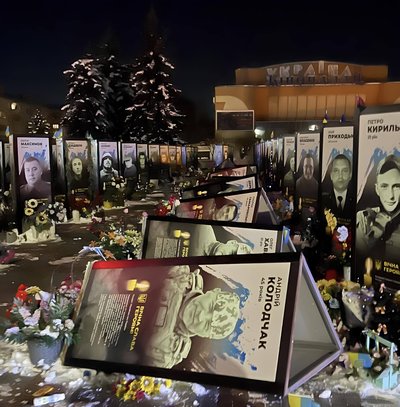 Відновили портрети, які пошкодили на майдані Незалежності у Рівному Відновили портрети, які пошкодили на майдані Незалежності у Рівному